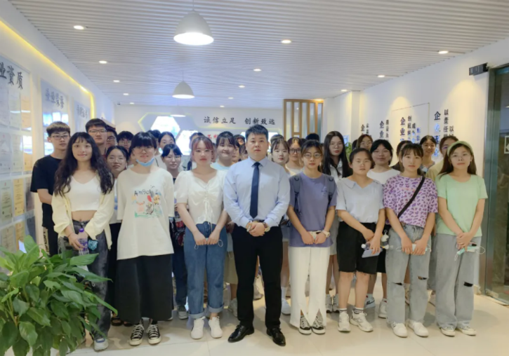  走出課堂 走進(jìn)企業(yè) | 河南財政金融學(xué)院應(yīng)屆畢業(yè)生走進(jìn)榮盛耐材參觀學(xué)習(xí)